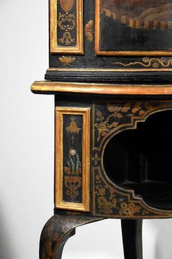 Louis Xv | Brozzetti Antichità Paire D'Encoignures En Bois Laque A Decor De Chinoiserie, Italie Milieu Du Xviiie Siecle