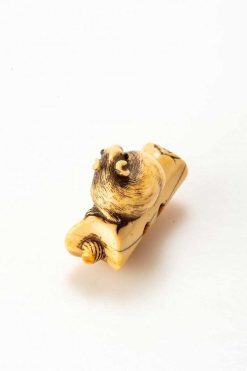 Arts D'Asie | Mastromauro Japanese Art Netsuke En Ivoire Figurant Une Souris Sur Une Bougie Renversee