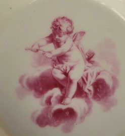 Louis Xvi | JM Béalu & Fils Tasse En Porcelaine Tendre De Sevres A Decor En Camaieu Rose D'Anges Et Oiseaux. 18E