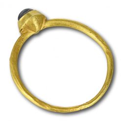 Bijouterie, Joaillerie | Matthew Holder Bague Etrier Medievale Sertie D'Un Saphir Cabochon. Angleterre 13E/14E Siecle