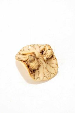 Arts D'Asie | Mastromauro Japanese Art Netsuke En Ivoire Figurant Un Oni Et Un Kappa Sur Une Feuille De Lotus