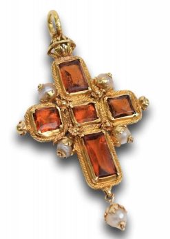 Xvie Siecle Et Avant | Matthew Holder Pendentif Croix En Or, Grenat Hessonite Et Perle, Xvie Siecle