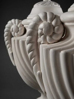 Xxe Siecle | Galerie Philippe Guegan Paire De Vases Couverts A Cotes Torses En Bois Sculpte Et Laque Blanc