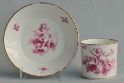 Louis Xvi | JM Béalu & Fils Tasse En Porcelaine Tendre De Sevres A Decor En Camaieu Rose D'Anges Et Oiseaux. 18E