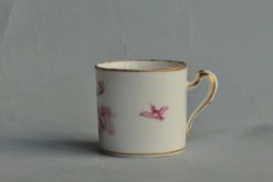 Louis Xvi | JM Béalu & Fils Tasse En Porcelaine Tendre De Sevres A Decor En Camaieu Rose D'Anges Et Oiseaux. 18E