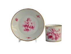 Louis Xvi | JM Béalu & Fils Tasse En Porcelaine Tendre De Sevres A Decor En Camaieu Rose D'Anges Et Oiseaux. 18E