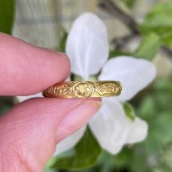 Bijouterie, Joaillerie | Matthew Holder Bague Bouquet En Or Gravee D'Une Lettre Noir, Xve Siecle