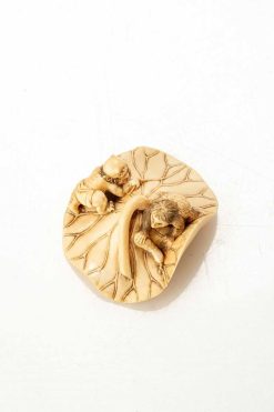 Arts D'Asie | Mastromauro Japanese Art Netsuke En Ivoire Figurant Un Oni Et Un Kappa Sur Une Feuille De Lotus