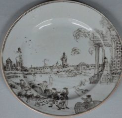 Ceramiques, Porcelaines | JM Béalu & Fils Assiette En Porcelaine De Chine A Decor En Grisaille D'Un Port Et D'Un Lion, 18E Siecle