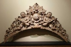 Directoire | La Crédence Arche En Bois Sculpte A Deux Anges Musiciens, Inde, Tamil Nadu 19E Siecle