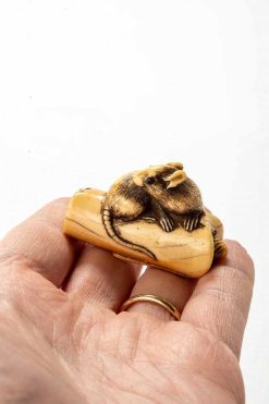 Arts D'Asie | Mastromauro Japanese Art Netsuke En Ivoire Figurant Une Souris Sur Une Bougie Renversee