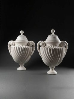 Xxe Siecle | Galerie Philippe Guegan Paire De Vases Couverts A Cotes Torses En Bois Sculpte Et Laque Blanc