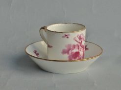 Louis Xvi | JM Béalu & Fils Tasse En Porcelaine Tendre De Sevres A Decor En Camaieu Rose D'Anges Et Oiseaux. 18E