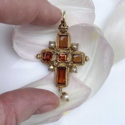 Xvie Siecle Et Avant | Matthew Holder Pendentif Croix En Or, Grenat Hessonite Et Perle, Xvie Siecle