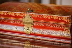 Objets De Vitrine | Galerie Pellat de Villedon Paire De Boites De Toilettes En Vernis Rouge Et Or D'Epoque Louis Xiv