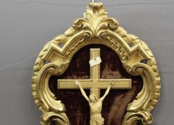 Art Sacre, Objets Religieux | Antiquités Christophe Rochet Christ En Ivoire Dans Son Cadre En Bois Dore